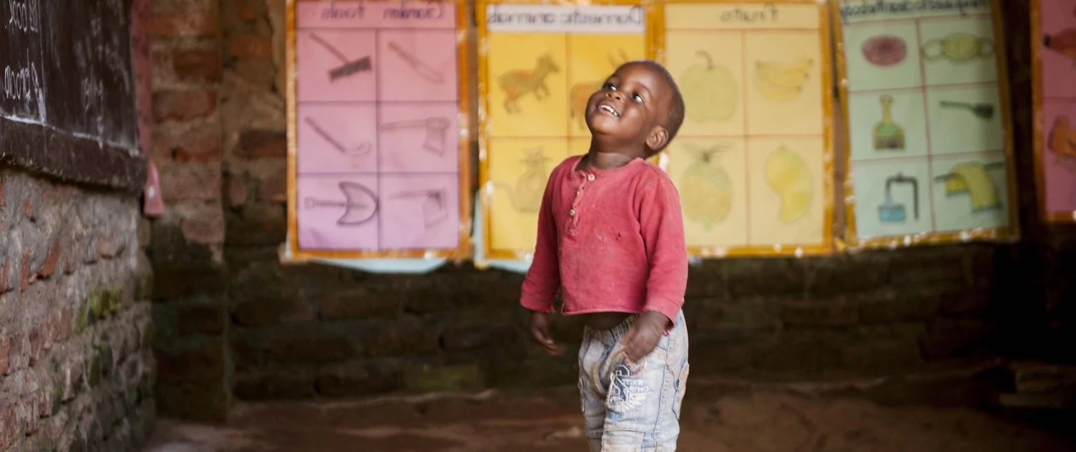 Foto mit Kind in einer Schule in Uganda